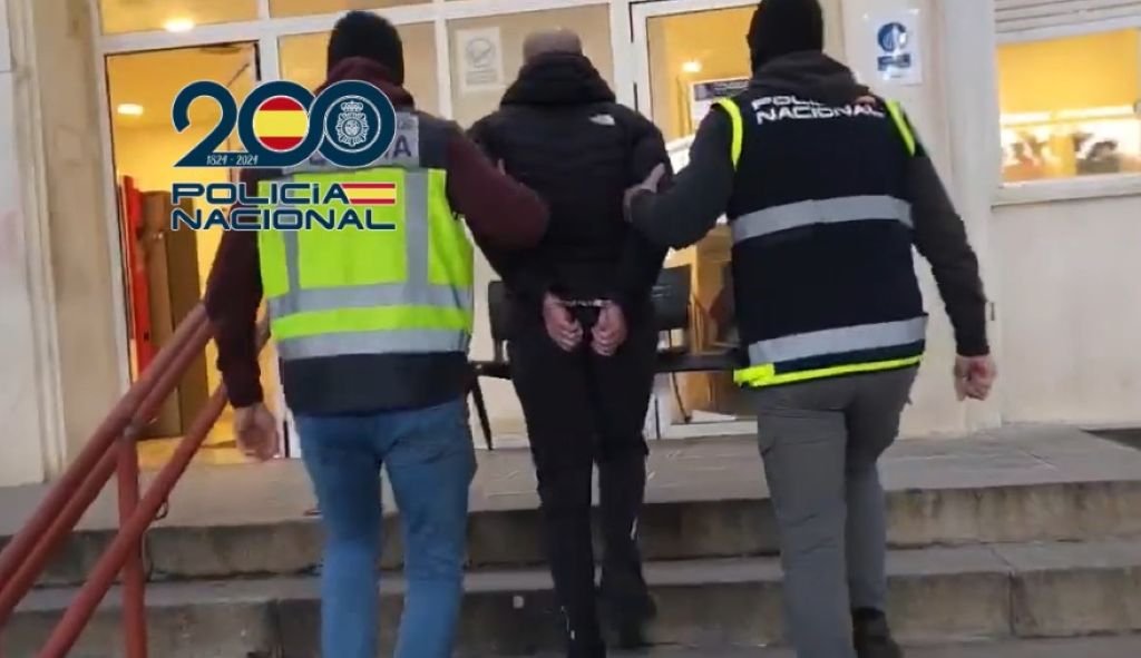 Agentes de la Policía Nacional deteniendo a un fugitivo peligroso de la lista de los 10 más buscados en una operación en Andalucía.