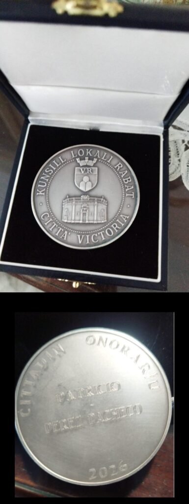 Medalla oficial de Ciudadano Honorario de Victoria (Malta) otorgada a Patricio Pérez Pacheco por sus méritos en el hermanamiento con Jerez.