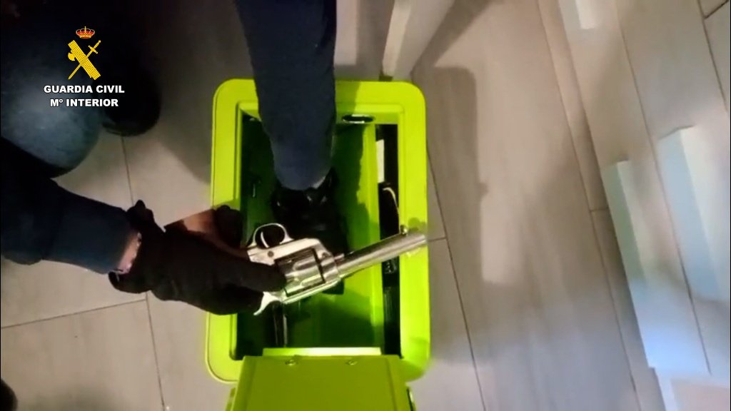 Revólver intervenido por la Guardia Civil en uno de los 17 registros contra la red de logística del narcotráfico en el sur.
