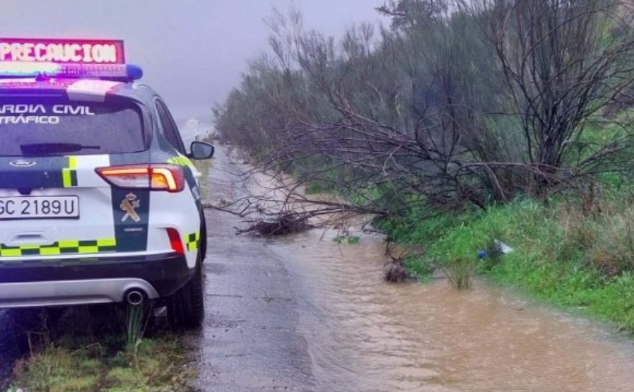Coche de la Guardia Civil de Tráfico bloqueando una carretera inundada en Jerez por la borrasca Marta.