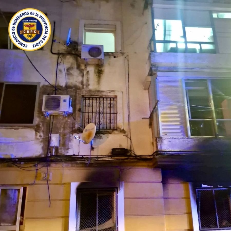 Fachada de un edificio en la calle Tona de Jerez con signos de quemaduras tras el incendio rescatado por bomberos.