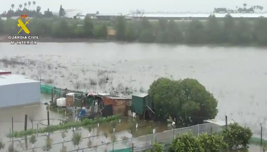 Vista aérea de las inundaciones en la zona rural de Jerez de la Frontera, con parcelas y edificaciones anegadas por la crecida del río Guadalete.