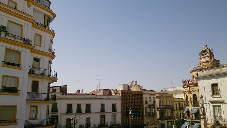 Vista panorámica de los tejados y arquitectura clásica del centro de Jerez de la Frontera bajo un cielo despejado, ideal para inversión inmobiliaria.