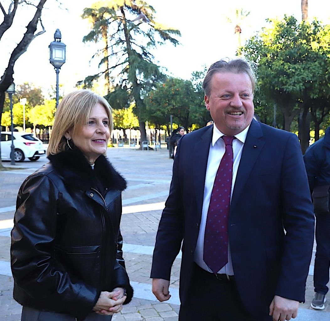 Mayor María José García-Pelayo and Mayor Brian Azzopardi walking through Alameda Vieja during the official Jerez and Victoria Malta twinning reception.