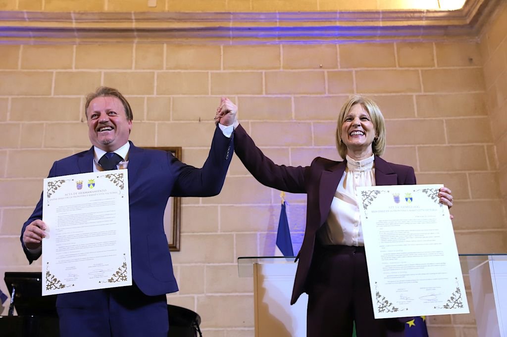 Mayors María José García-Pelayo and Brian Azzopardi holding the signed twinning documents between Jerez de la Frontera and Victoria, Malta, in the Cloisters of Santo Domingo for the European Capital of Culture 2031 bid.