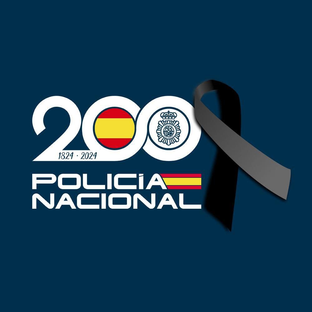 Crespón negro sobre el escudo de la Policía Nacional por el fallecimiento de una agente de la Policía Nacional en Jerez.
