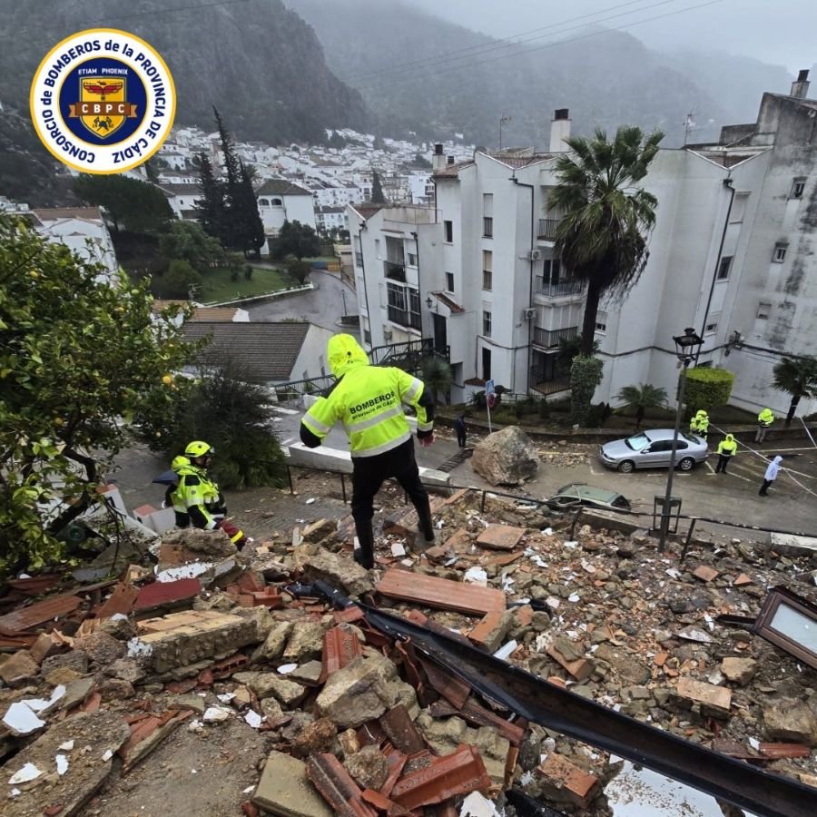 Rescate en Ubrique por desprendimiento de rocas: un milagro tras el derrumbe