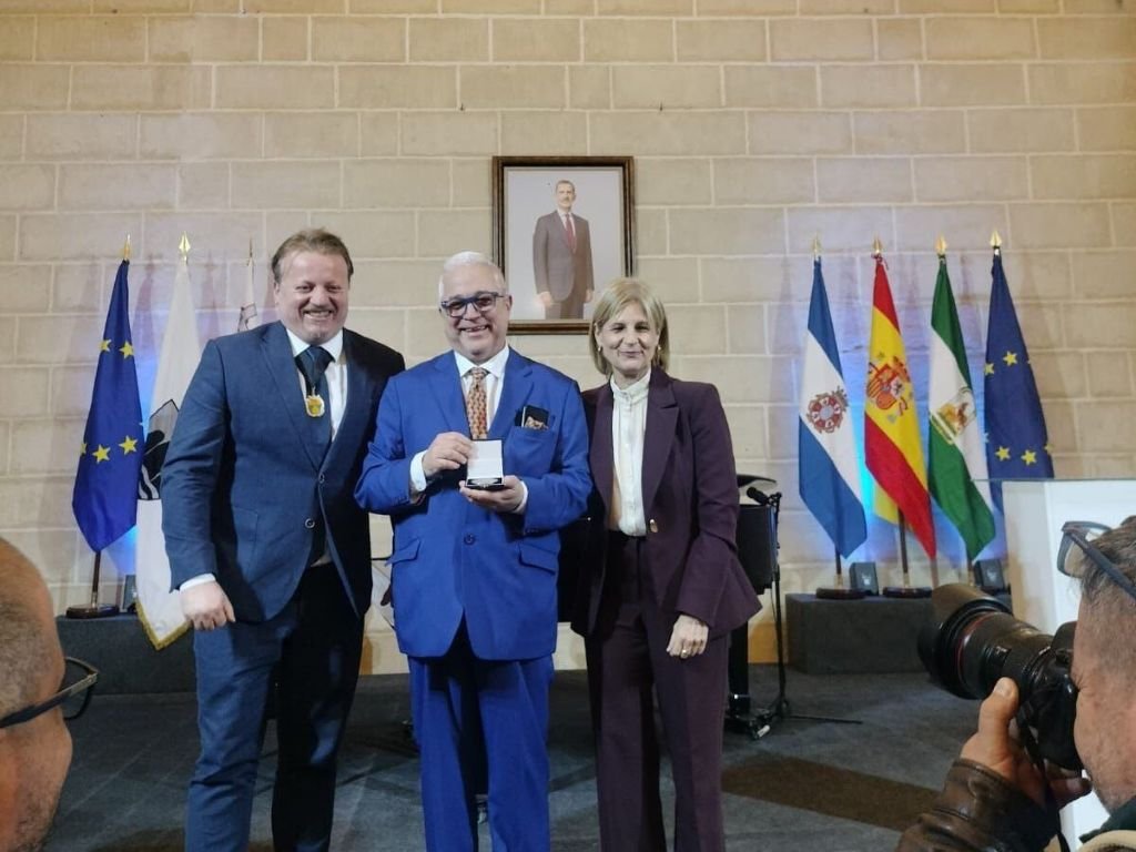 Patricio Pérez Pacheco receives a commemorative medal from Mayors Brian Azzopardi and María José García-Pelayo during the official ceremony at the Cloisters of Santo Domingo.