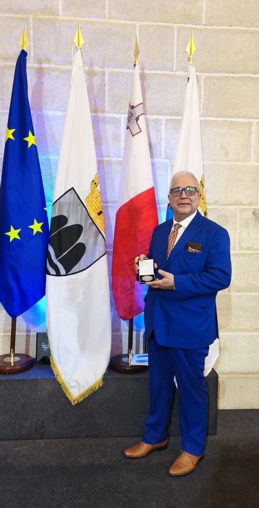 Patricio Pérez Pacheco muestra con orgullo la medalla de Ciudadano Honorario de Victoria junto al alcalde de la ciudad maltesa.