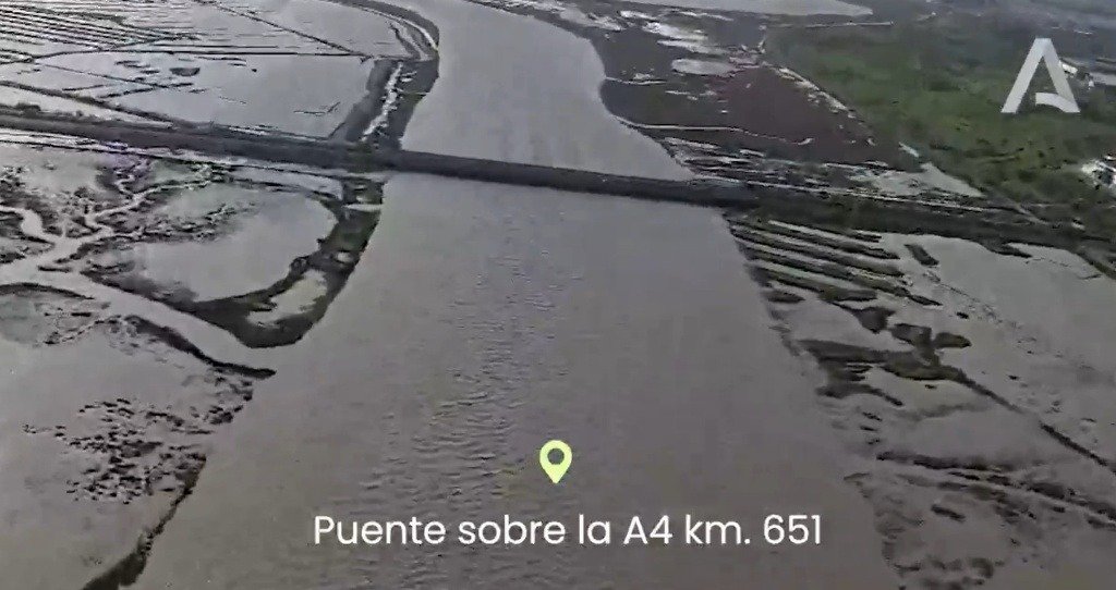 Fotografía aérea del río Guadalquivir desbordado cubriendo el puente sobre la autopista A4 en el kilómetro 651 durante el temporal en la provincia de Cádiz.