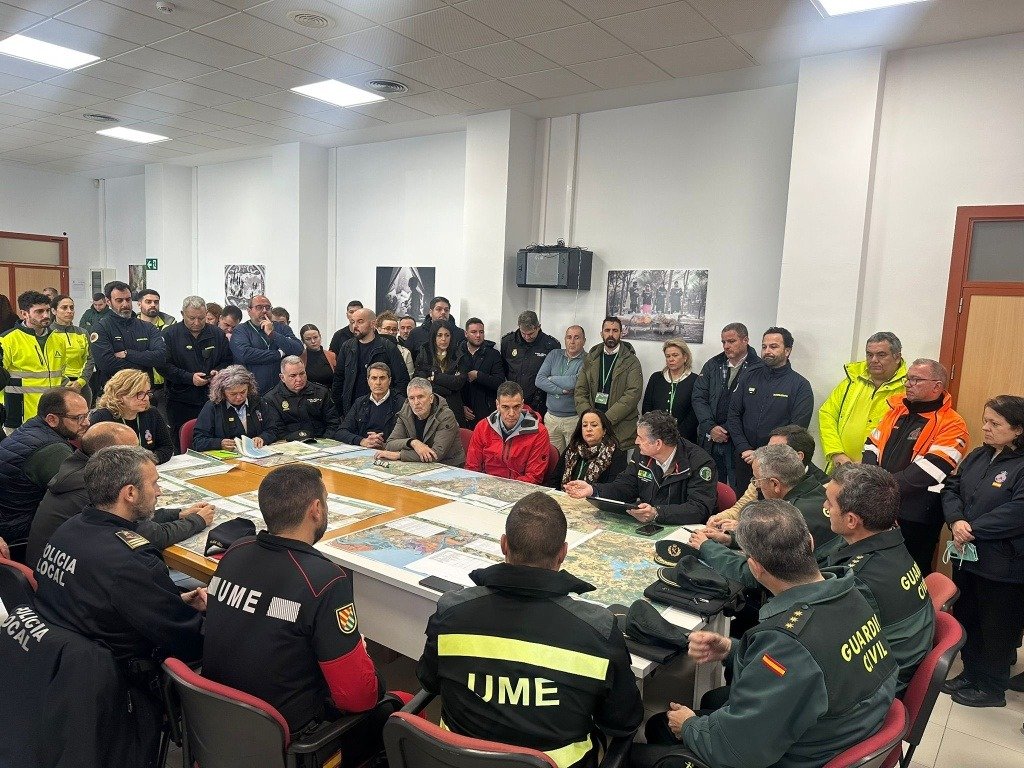 Reunión de coordinación en el Cecopi con presencia de Antonio Sanz, Pedro Sánchez, UME, Guardia Civil y Policía Local por el temporal.