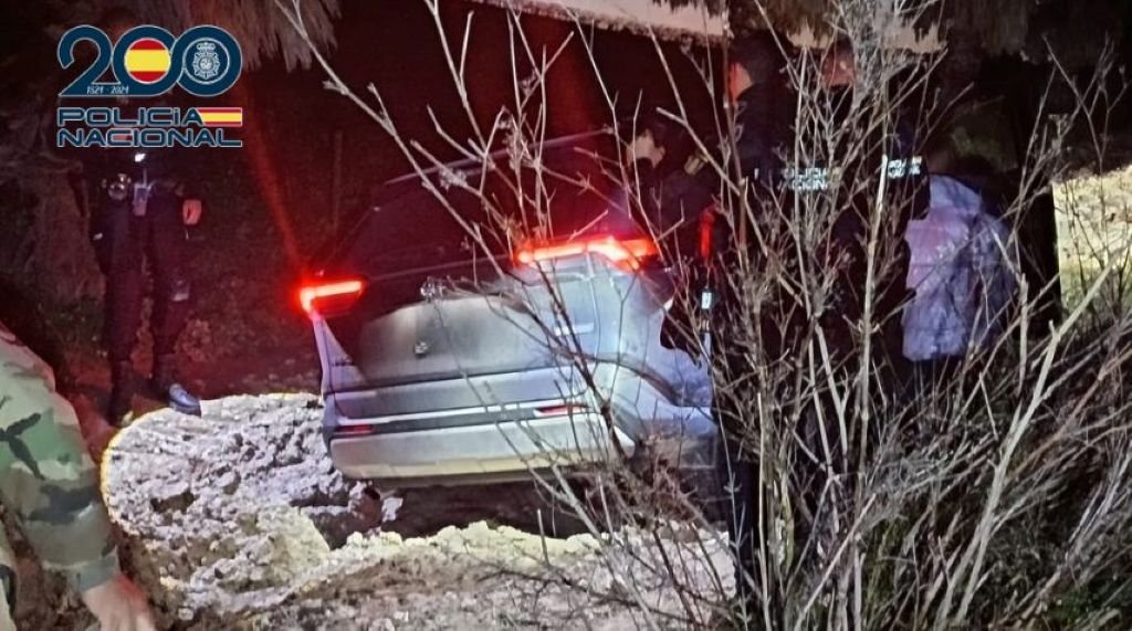 Agentes de la Policía Nacional en Jerez rescatan de noche un vehículo todoterreno atrapado en un socavón de barro en una zona rural.