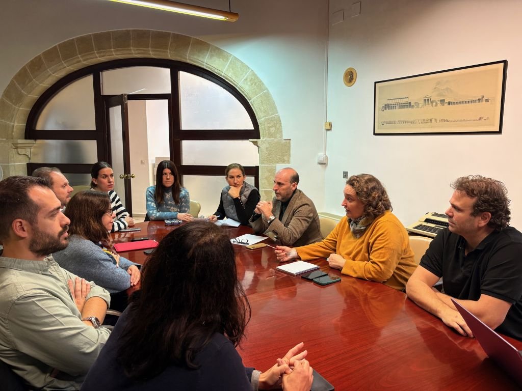 Belén de la Cuadra reunida con el Servicio de Inspección de Guardia de Urbanismo en Jerez.