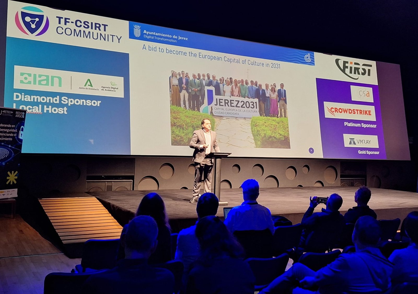 Fotografía de expertos en ciberseguridad durante el 76º Simposio TF-CSIRT en los Museos de la Atalaya de Jerez.