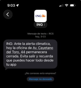 Captura de un mensaje SMS recibido en un teléfono móvil donde la entidad ING comunica el cierre de su oficina de la Avenida Cayetano del Toro por la alerta climática.