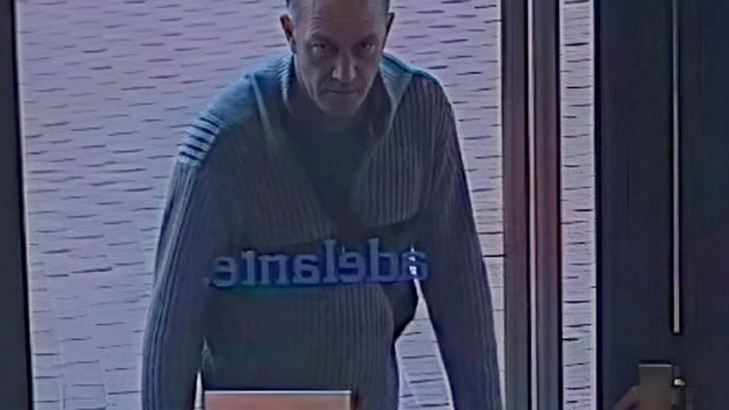 Captura de videovigilancia que muestra a un hombre de complexión media utilizando la tarjeta bancaria de la víctima en un cajero de Terrassa.