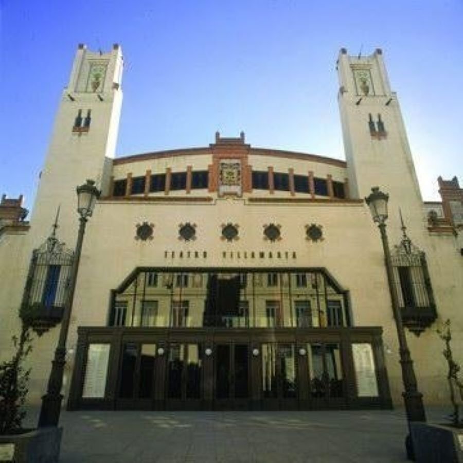Fachada principal del Teatro Villamarta, emblema del regionalismo y modernismo en la arquitectura jerezana del siglo XX.
