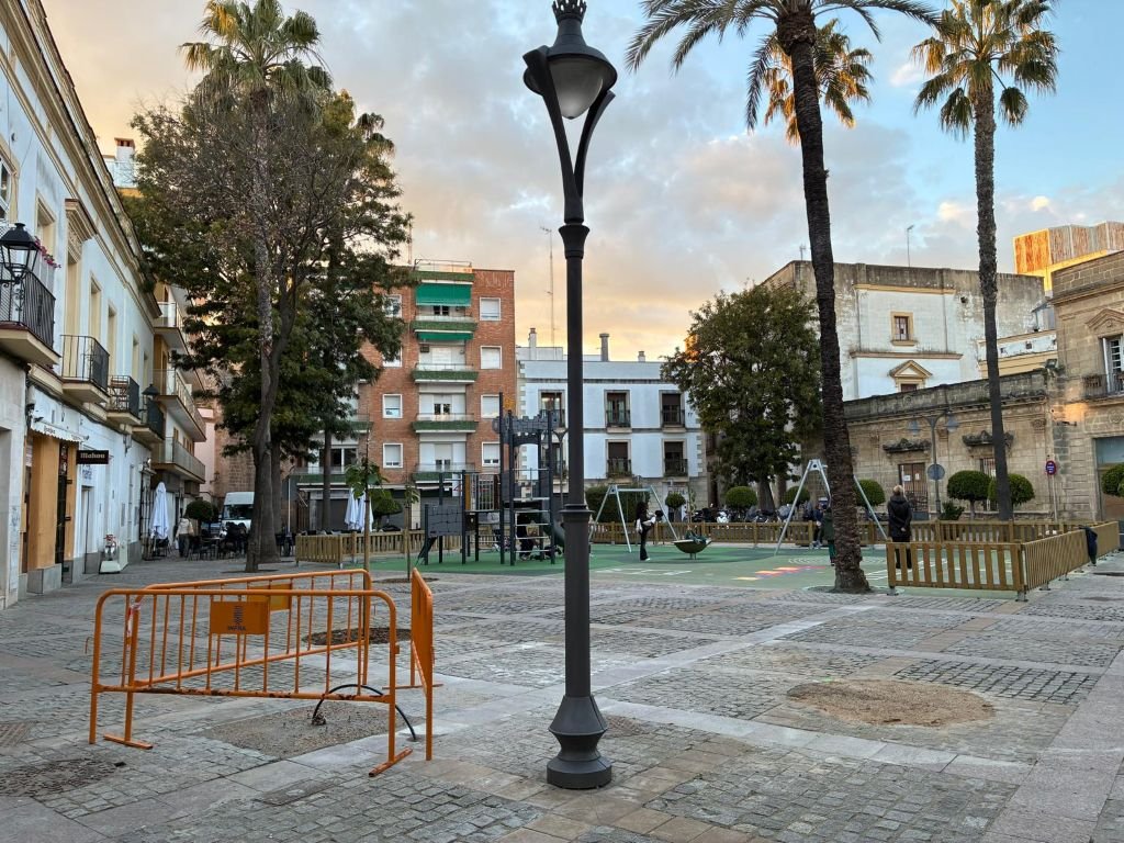 Luces y sombras en el nuevo arreglo de la plaza del Progreso en Jerez