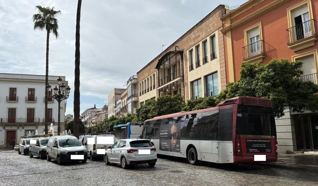 Autobús urbano de Jerez bloqueado por vehículos mal estacionados en la zona de la Rotonda de los Casinos.