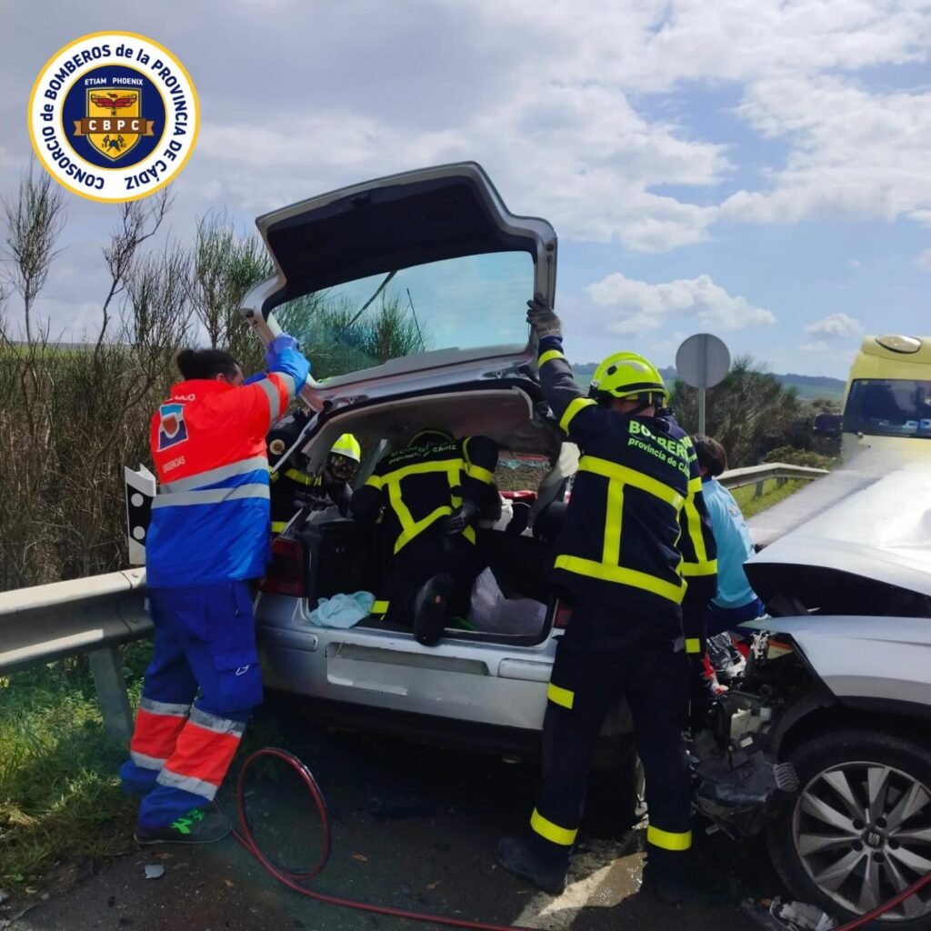 Bomberos del Consorcio de Cádiz realizan maniobras de excarcelación en el maletero de un coche accidentado.