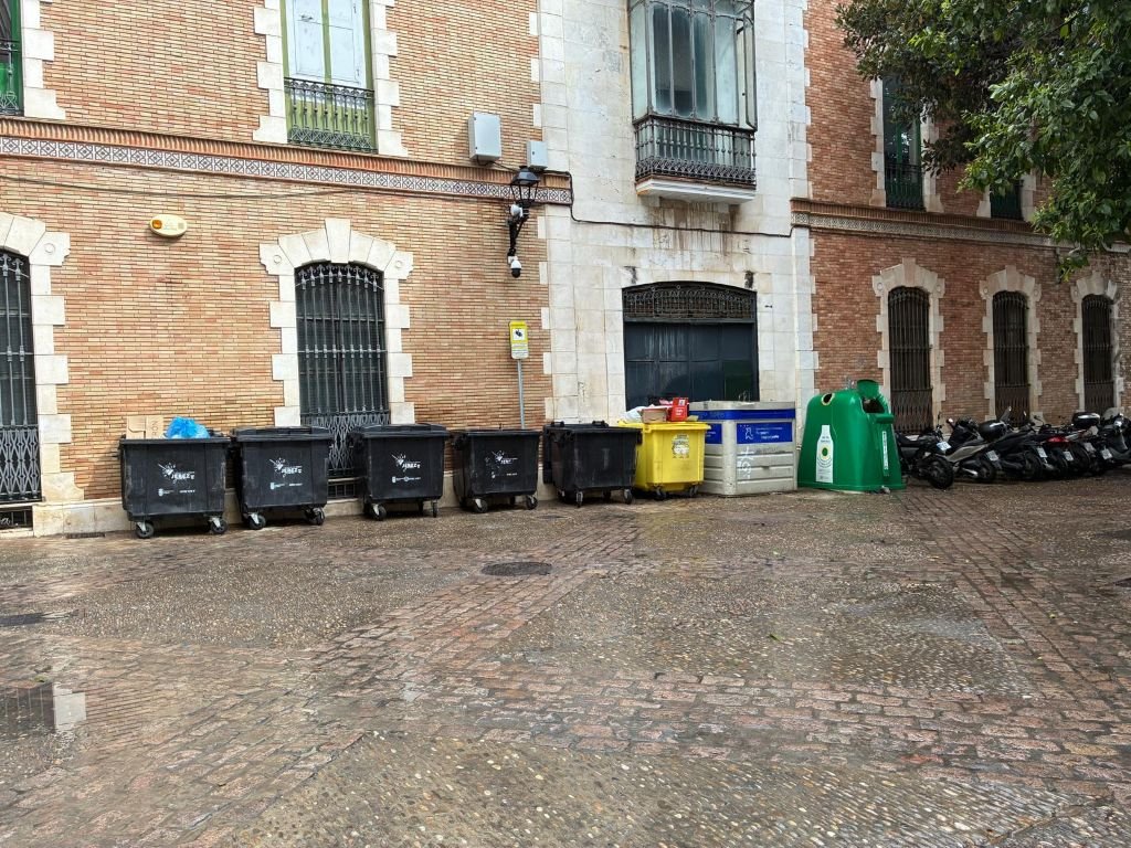 Los vecinos de la plaza del Progreso exigen igualdad en la recogida de residuos