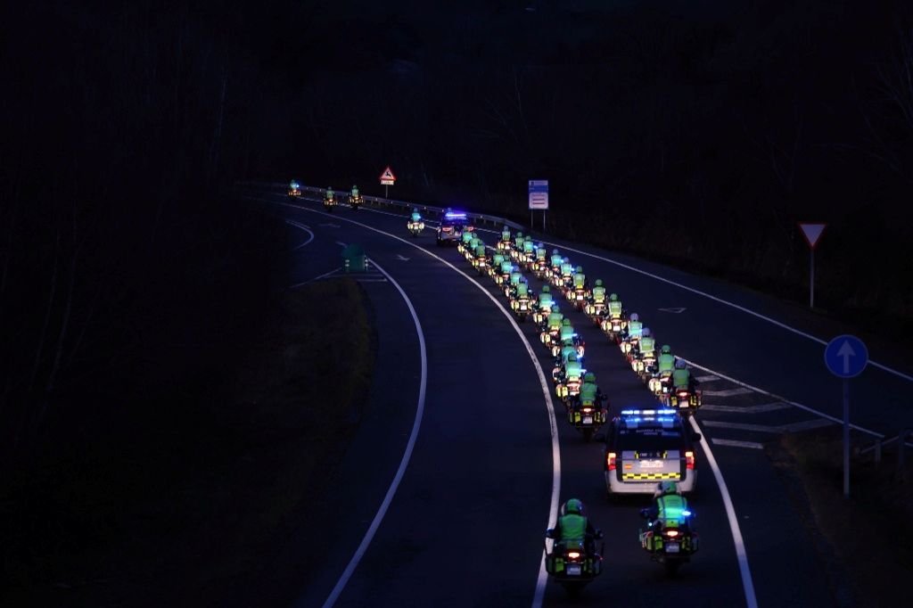 ¿Qué está pasando en la carretera? El impresionante convoy de 50 motos que ha sorprendido a todos