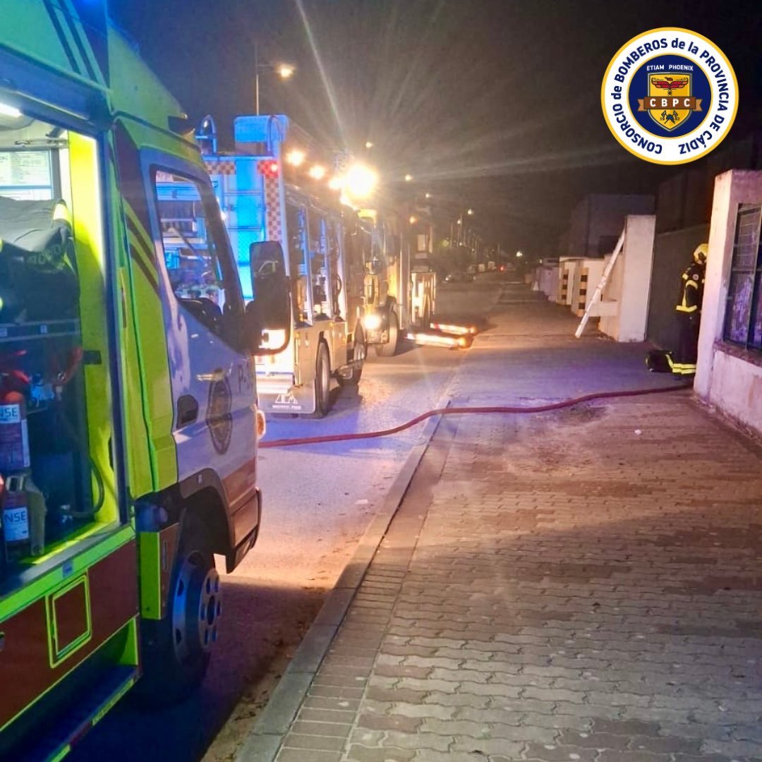 Los bomberos de Jerez y El Puerto intervienen en un aparatoso incendio industrial en Las Salinas