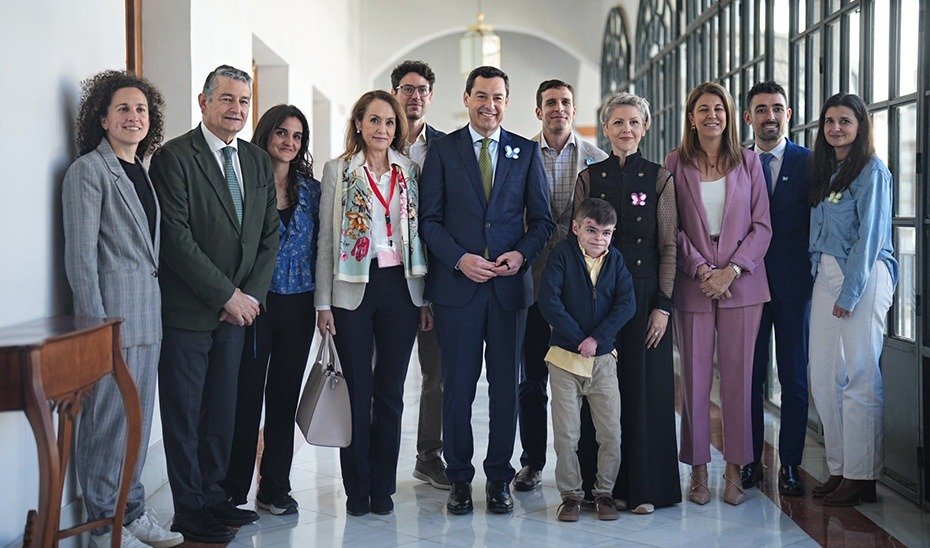 Representantes institucionales y de asociaciones de pacientes posan junto a Leo Gutiérrez tras el anuncio del nuevo tratamiento para la piel de mariposa.