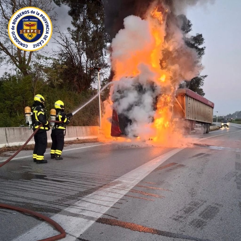 Rápida intervención de los Bomberos ante el incendio de un camión en la A-2003 en Jerez