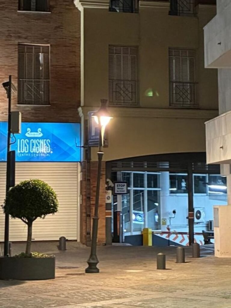 Iluminación nocturna en la plaza del Progreso con el Centro Comercial Los Cisnes al fondo en Jerez.