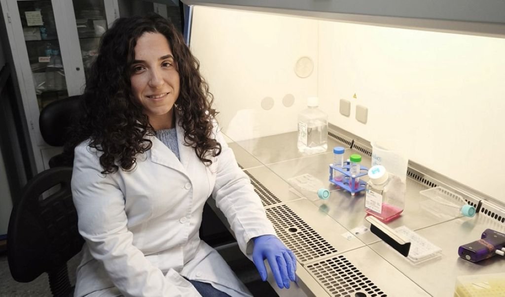 La investigadora Rocío Muñoz García analizando el potencial terapéutico del aceite de oliva virgen extra en la Universidad de Sevilla.