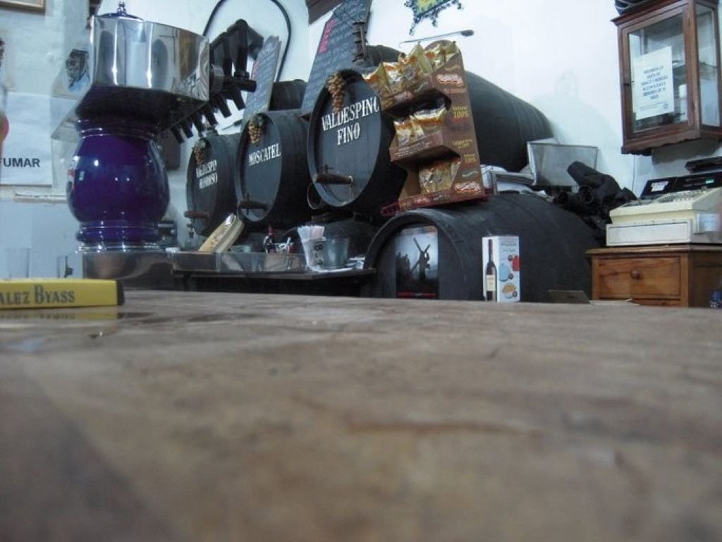 Mostrador de madera y botas de vino Valdespino Fino y Moscatel en el Tabanco San Pablo de Jerez 
