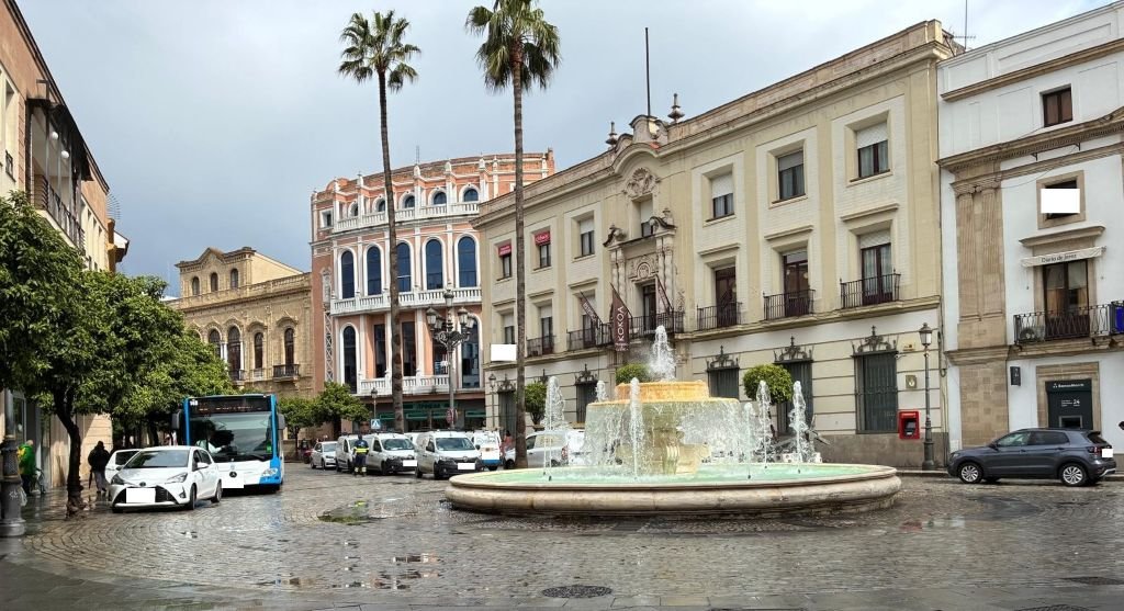 El centro de Jerez: ¿Rotonda de los Casinos o aparcamiento improvisado?