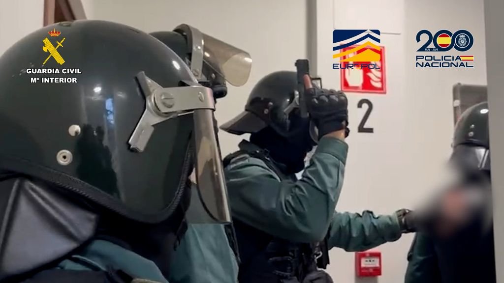 Agentes de la Guardia Civil y Policía Nacional durante una fase de la operación coordinada por Europol contra el cibercrimen.