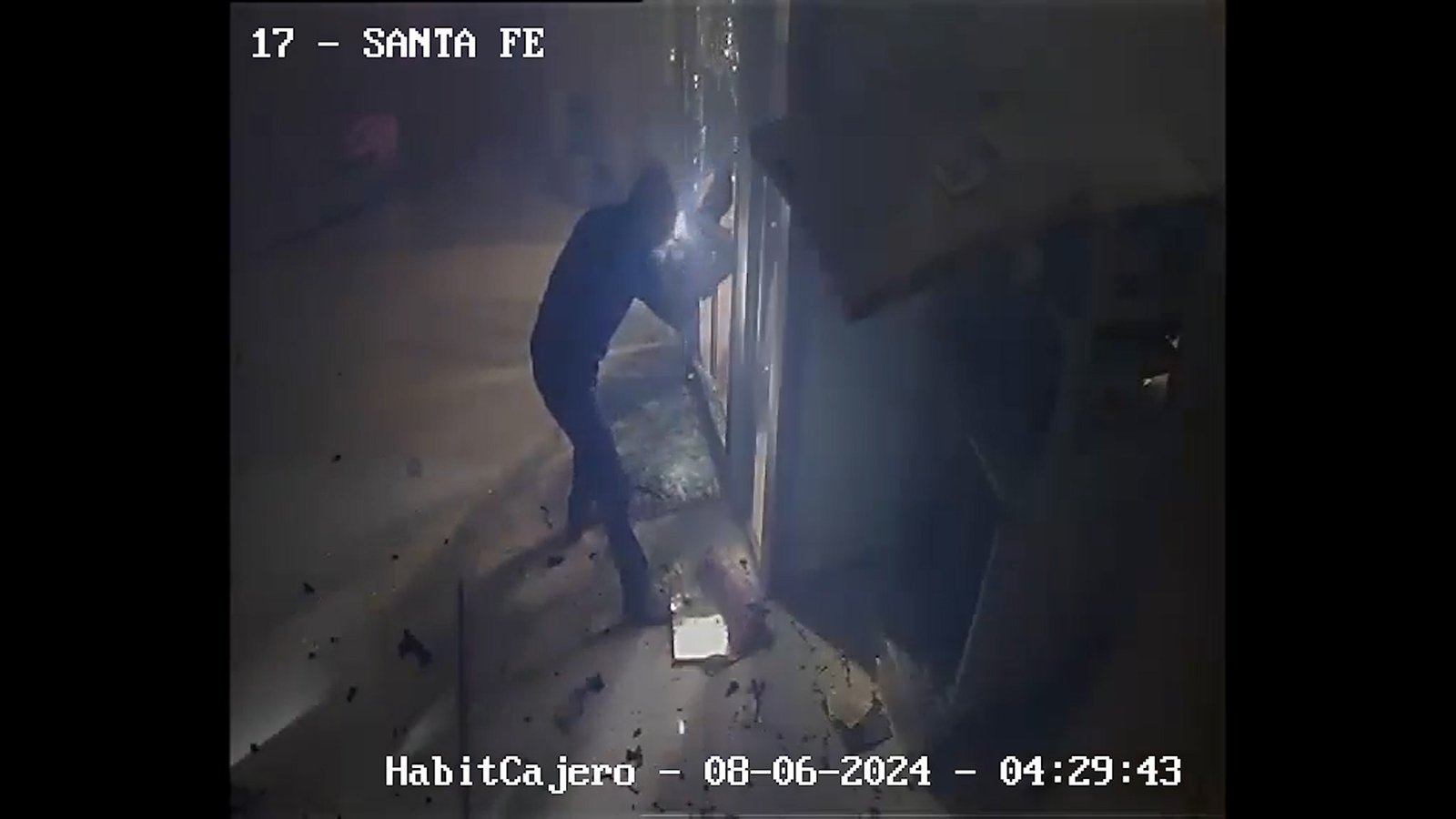 Imagen de las cámaras de seguridad que muestra a un sospechoso manipulando un cajero durante la Operación Taglio.