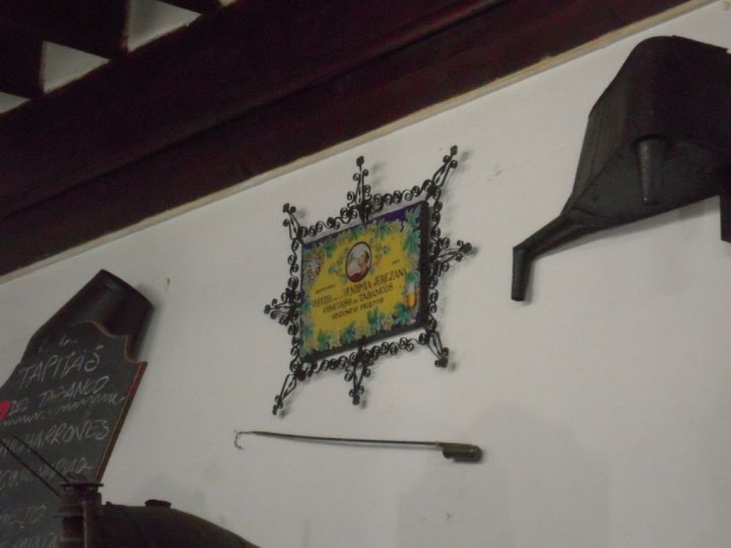 Placa de cerámica conmemorativa del segundo premio en el concurso de tabancos de las Fiestas de la Vendimia Jerezana