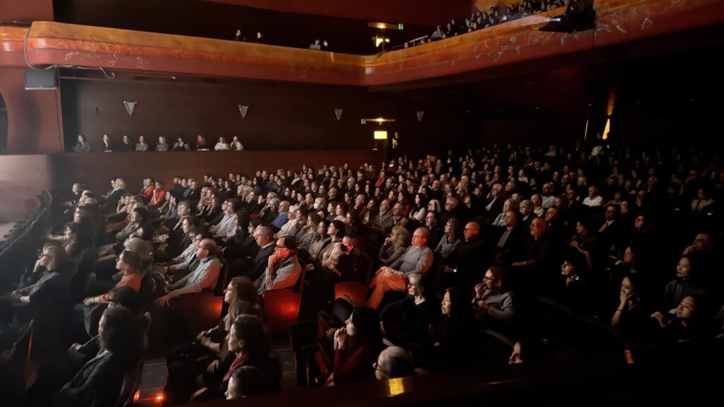 Patio de butacas del Teatro Villamarta lleno de público asistiendo a una representación del Festival de Jerez.