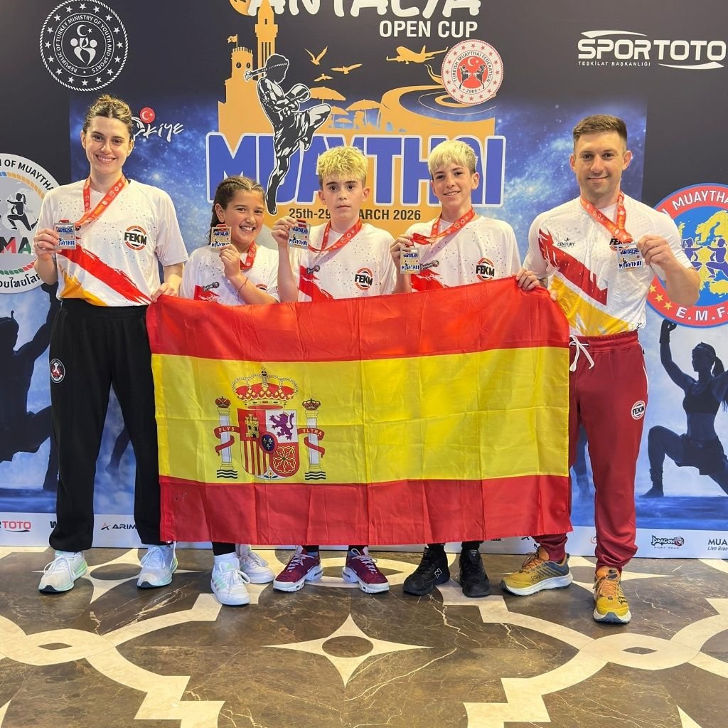 Los cinco medallistas de la selección española de Muaythai posan juntos sosteniendo la bandera de España tras el Antalya Open Cup 2026.