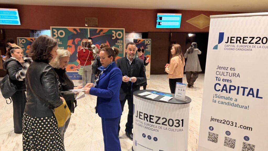 Stand informativo de la candidatura Jerez 2031 Capital Europea de la Cultura con personal atendiendo al público.