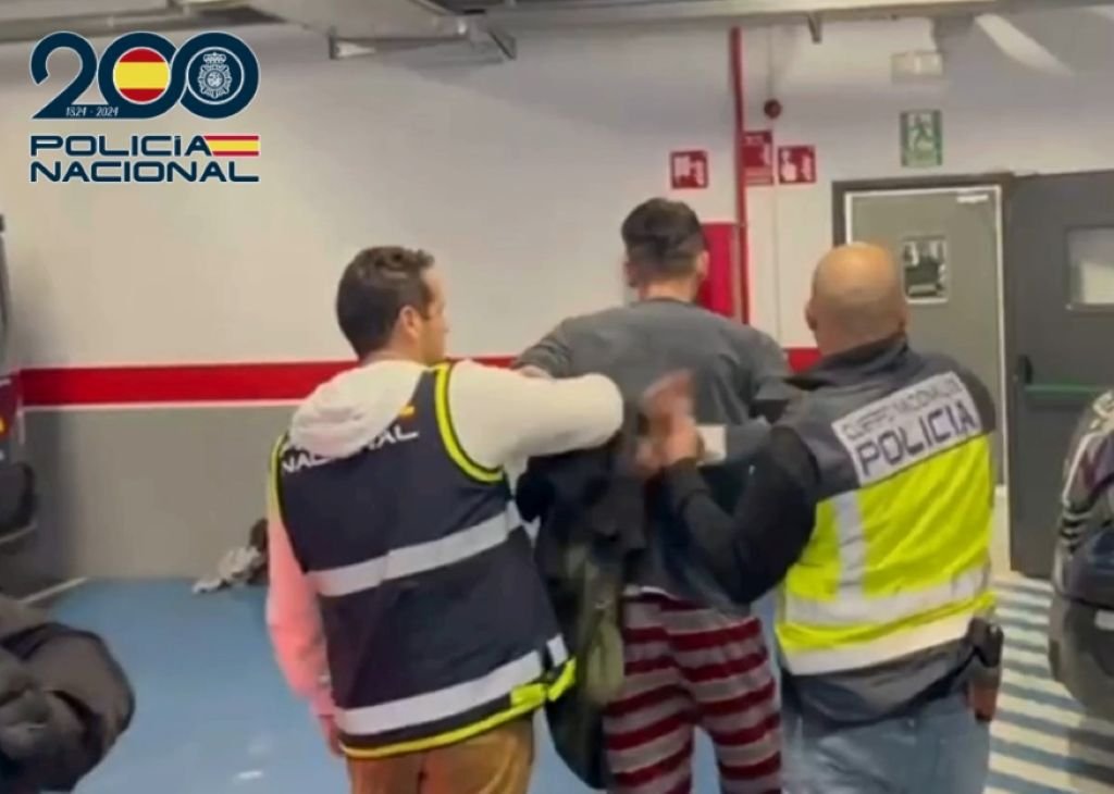 El arrestado, que ya ha ingresado en prisión, en el momento de su traslado a dependencias policiales tras ser localizado en su escondite.