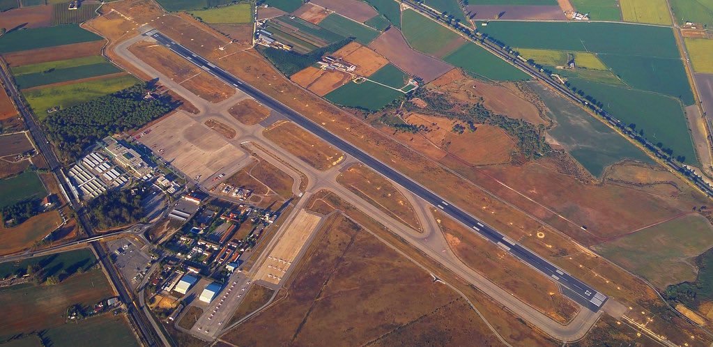 Vista aérea completa de la pista de aterrizaje y las instalaciones del Aeropuerto de Jerez La Parra.