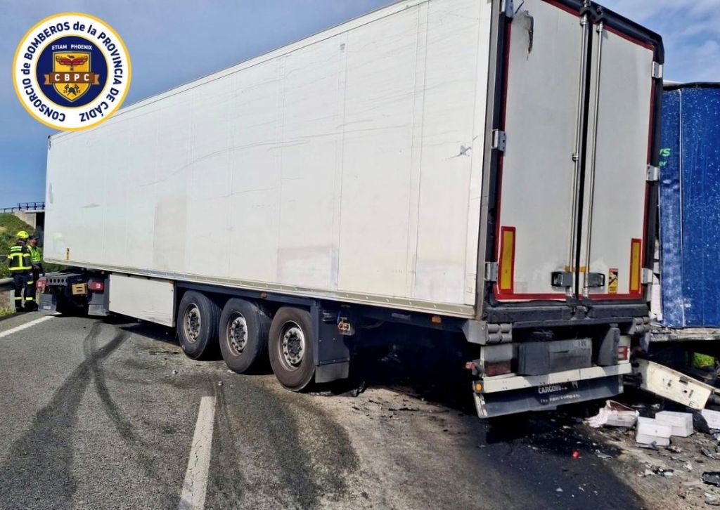 Bomberos actúan en accidente de camiones en la A-4 en Jerez