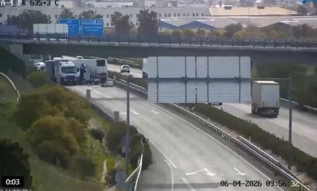 Un fuerte accidente de camiones en la A-4 en Jerez provoca un herido y el corte de la vía
