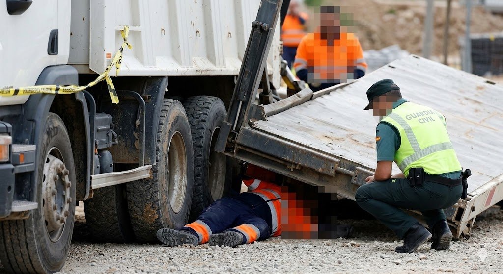 Tragedia laboral en la costa de Cádiz: un fallecido tras caerle la plataforma de un camión