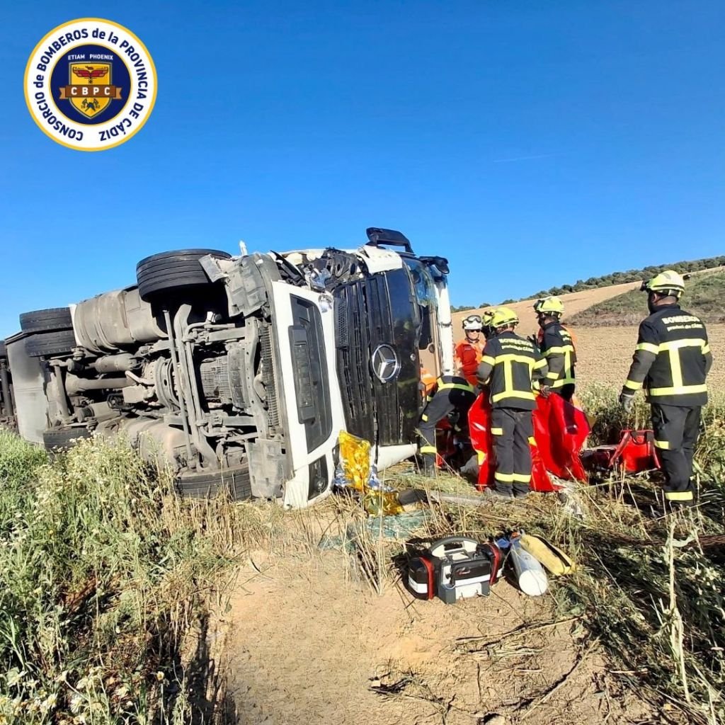 Bomberos de Jerez intervienen en un espectacular accidente de tráfico en Trebujena