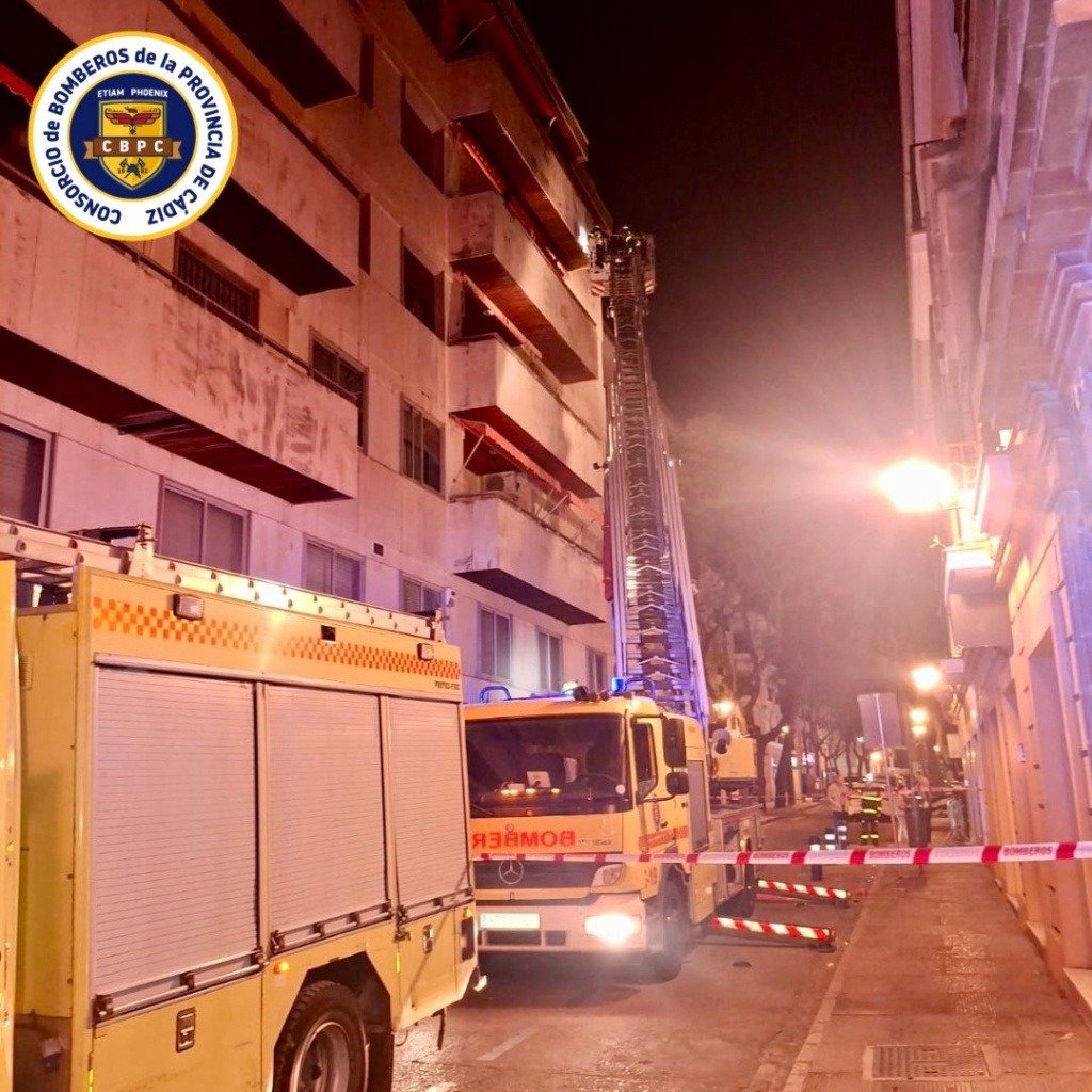 Los Bomberos de Jerez intervienen de urgencia por riesgo de desprendimiento en la calle Santo Domingo