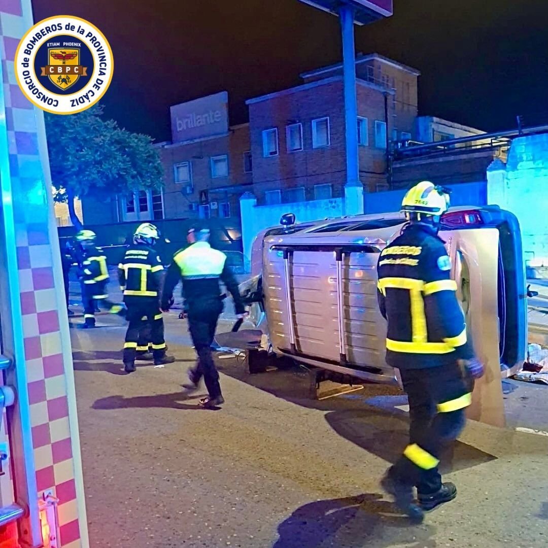 Los Bomberos de Jerez intervienen en un aparatoso vuelco en la Avenida Europa