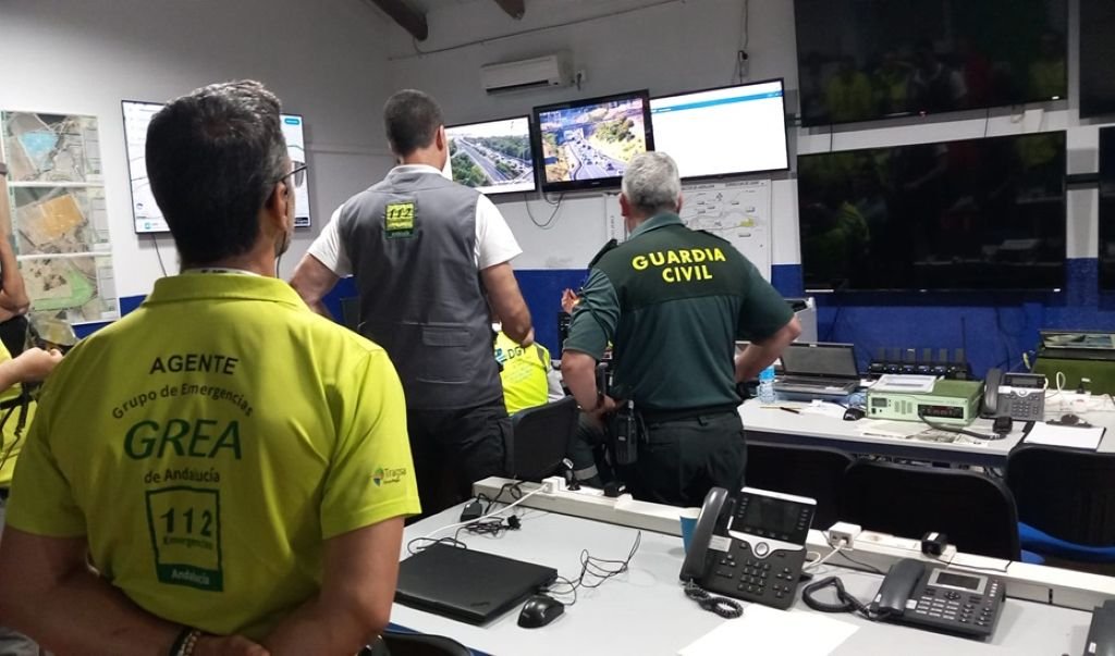 Interior del Centro de Coordinación Operativa (CECOP) en el Circuito de Jerez, con agentes del GREA 112 y Guardia Civil monitorizando las cámaras de seguridad en múltiples pantallas durante el Gran Premio.