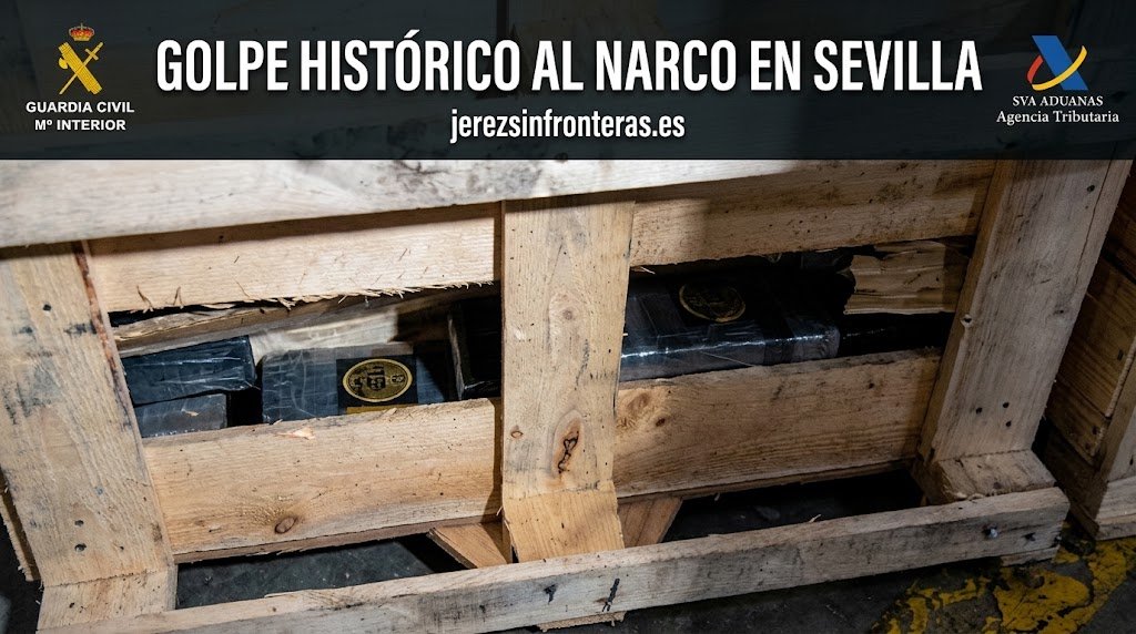 Fotografía en primer plano de un palé de madera que muestra ladrillos de cocaína incautados, con sellos dorados visibles, ocultos entre los travesaños inferiores de la estructura. La imagen forma parte de una cabecera de noticias con logotipos oficiales y un titular en español sobre una operación policial.
