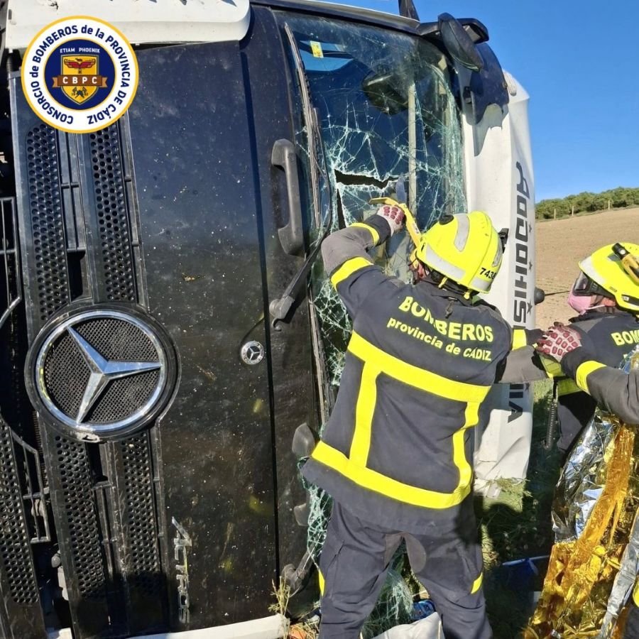 Accidente de tráfico en Trebujena entre tractor y tráiler